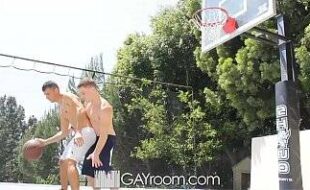 Cenas de sexo gay com novinhos metendo depois de uma partida de basquete